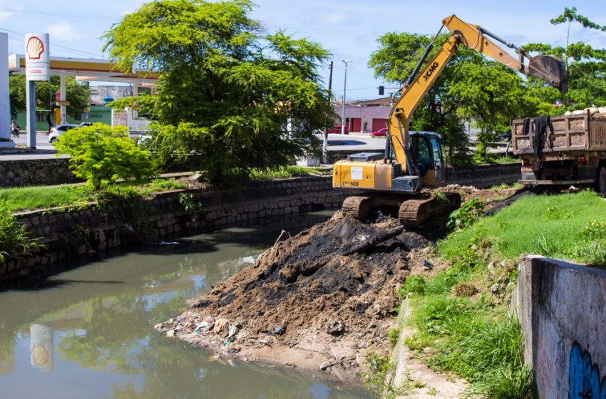 Trabalho preventivo: Prefeitura de Maceió inicia limpeza do Riacho Salgadinho