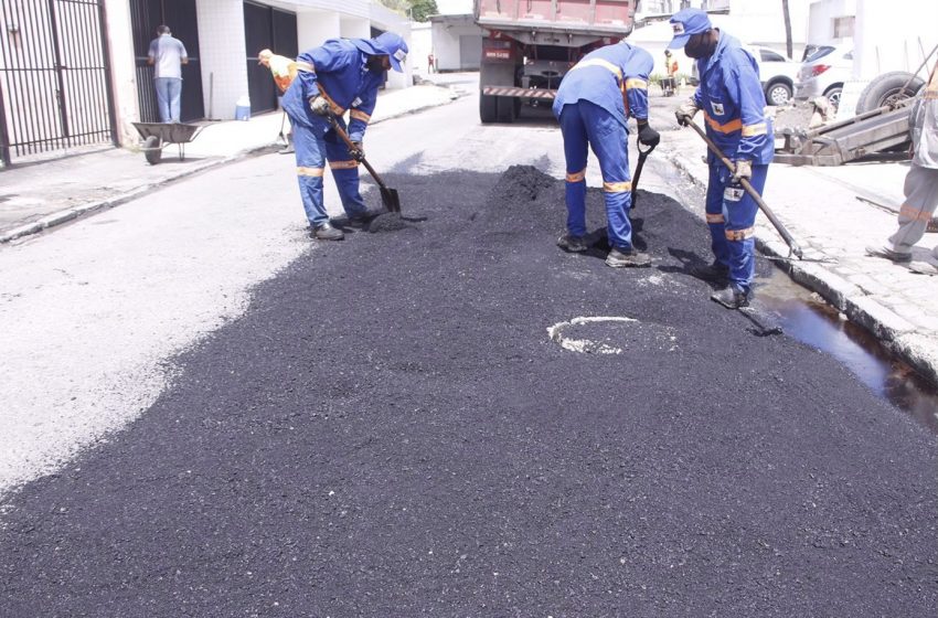 Rua Manoel Maia Nobre, no Farol, recebe operação tapa-buraco 