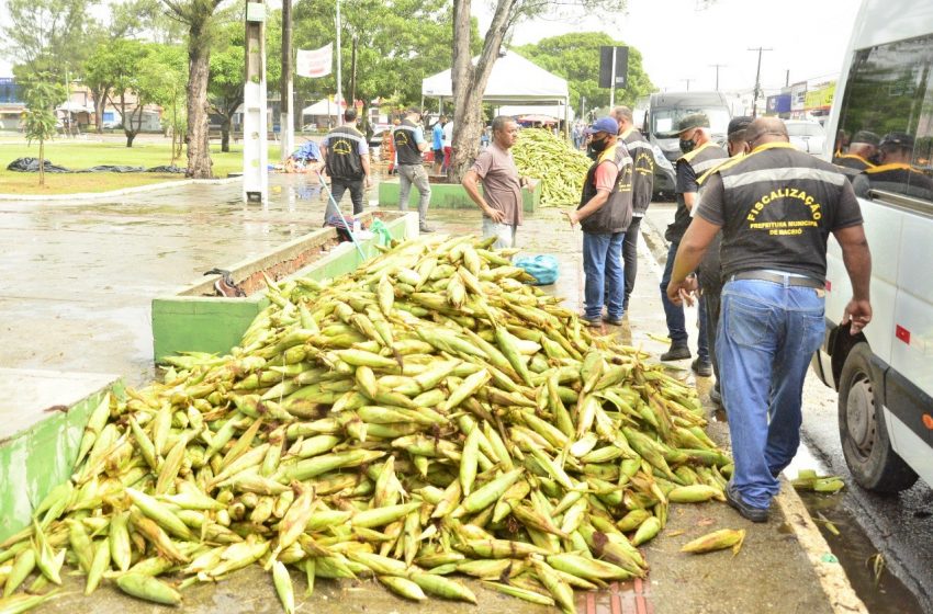 Ambulantes são orientados a cumprir ordenamento para venda de milho na Praça da Faculdade