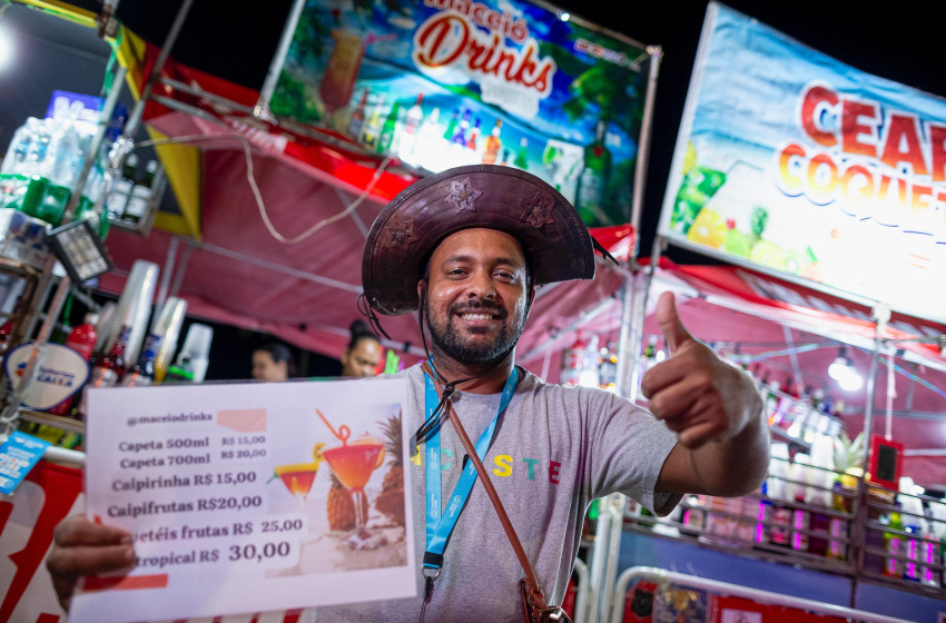 Ambulantes que trabalharam no São João em Jaraguá celebram bons lucros