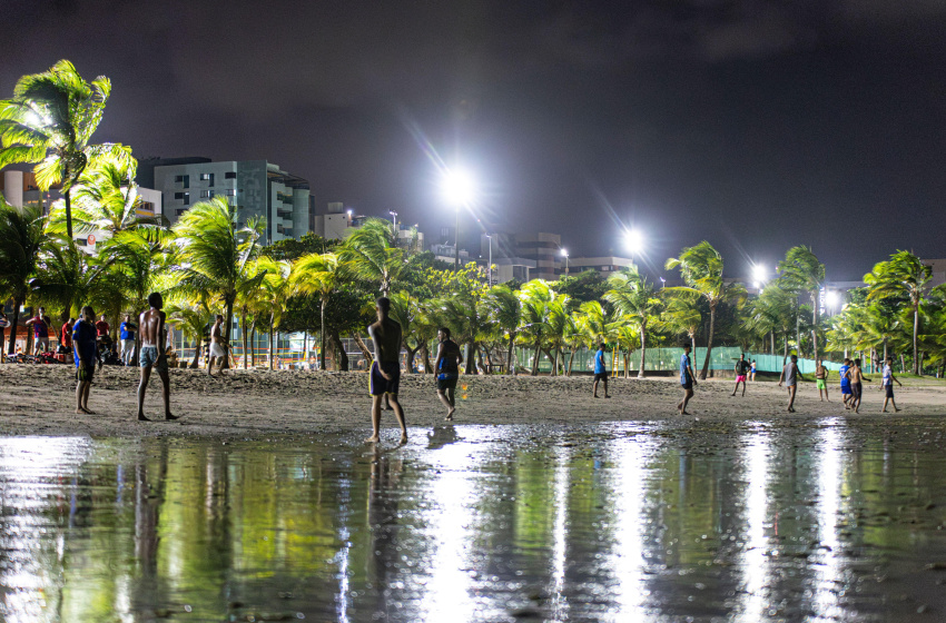Iluminação na faixa de areia incentiva atividades noturnas nas praias da capital