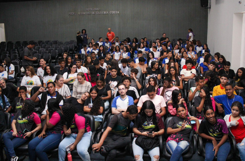 Escolas municipais participam de sessão de cinema em alusão à Semana do Estudante