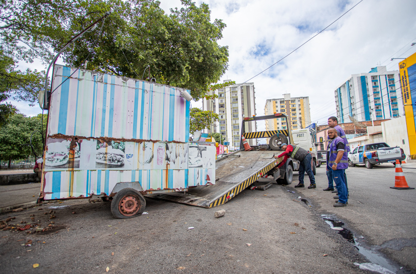 Convívio Social retira Food Trucks abandonados no bairro do Prado