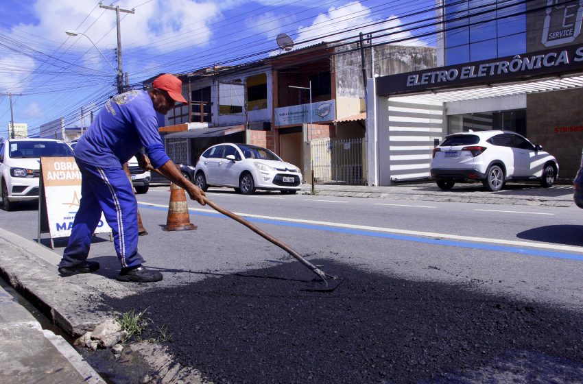 Prefeitura de Maceió aplica 150 toneladas de asfalto em operação tapa-buraco