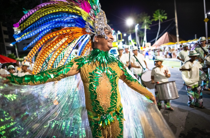 Primeira noite do desfile das escolas de samba encanta público na Ponta Verde