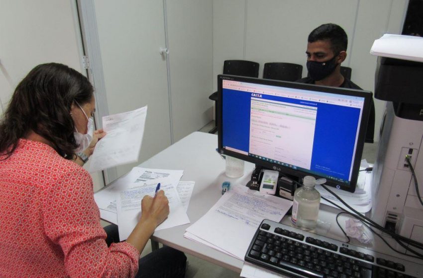 Selecionados da CNH Social entregam documentos no Cadastro Único