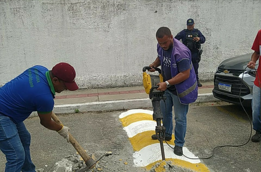 Convívio Social remove quebra-molas irregulares no Barro Duro