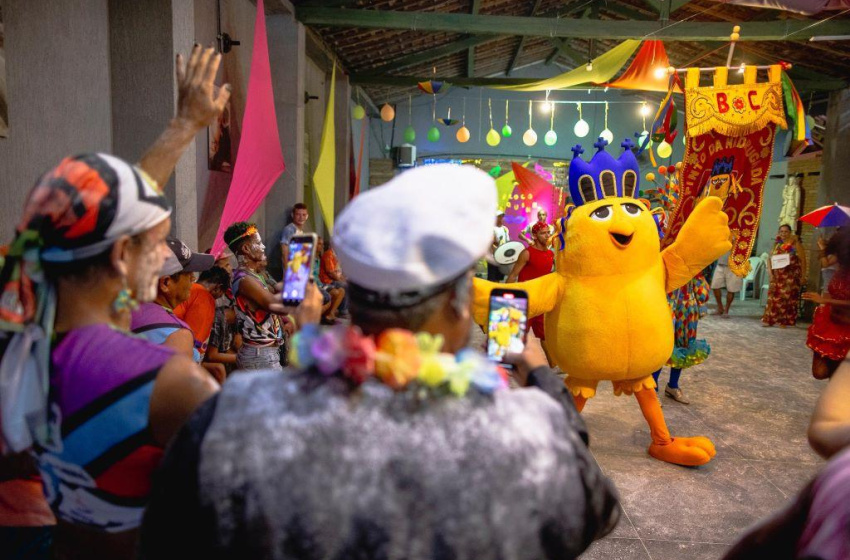 Baile de Carnaval leva animação a pessoas em situação de rua