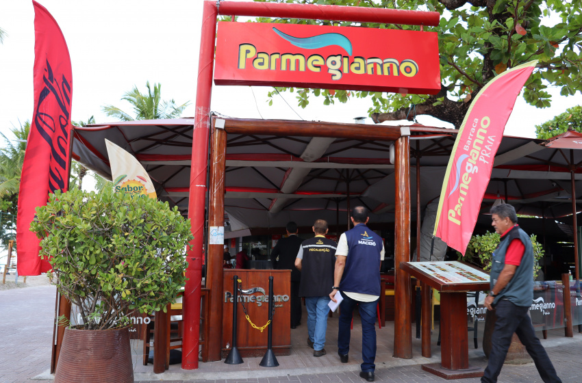 Convívio Social fiscaliza bares e restaurantes da orla marítima de Maceió