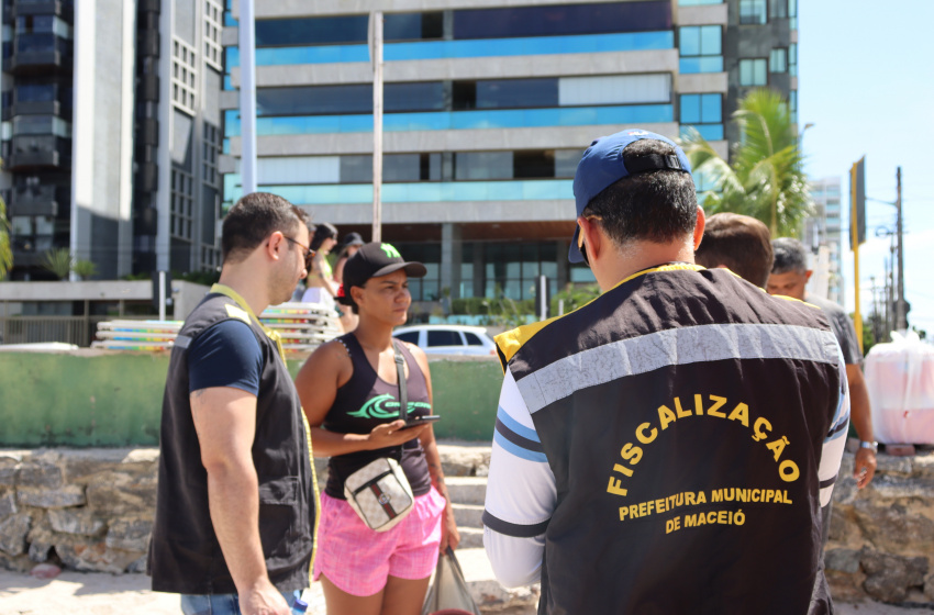 Convívio Social orienta ambulantes da orla de Maceió sobre quantidade de kits praia
