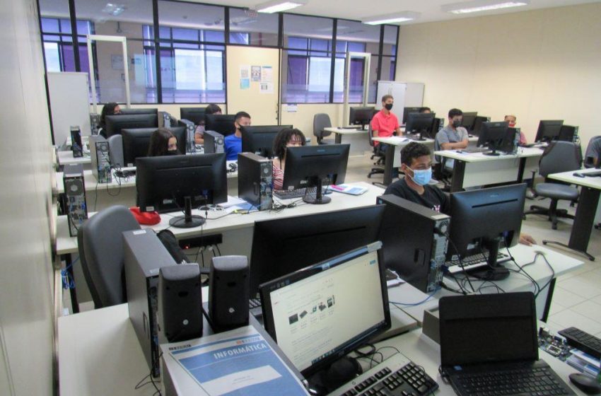Jovens assistidos pela Assistência Social participam de curso de operador de computador