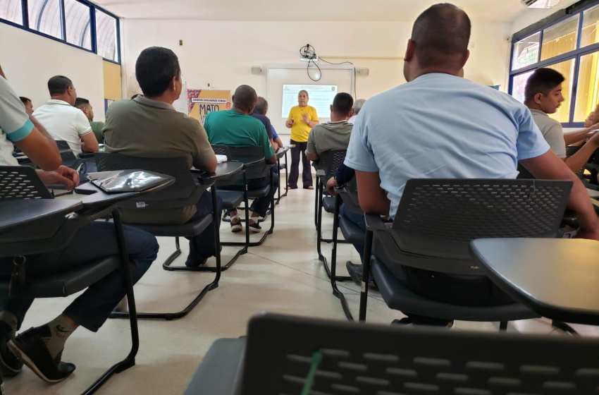 Permissionários e motoristas auxiliares de táxi de Maceió participam de aulas sobre regras de trânsito