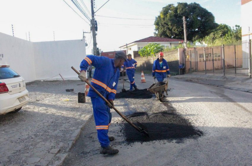 Ruas e avenidas no bairro do Farol recebem operação tapa-buraco