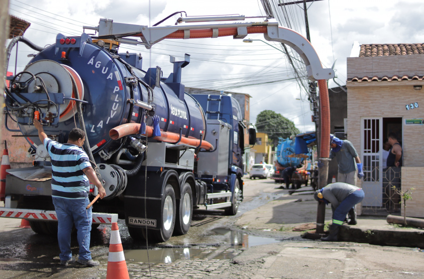 Prefeitura de Maceió realiza limpeza da rede de drenagem no Vergel do Lago