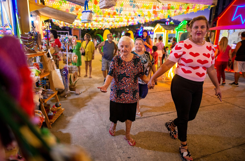 Vila Massayó encanta visitantes com show de luzes e reforço às tradições
