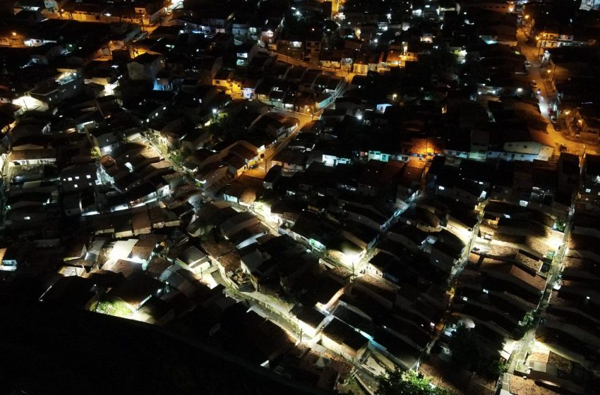 Luzes de LED beneficiam mais de 25 mil moradores da Grota do Ari