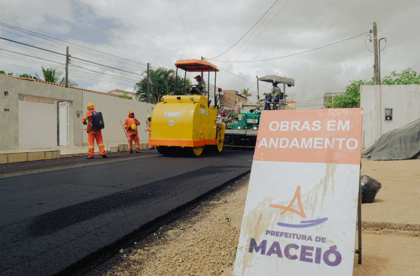 Prefeitura de Maceió beneficia moradores com obras de pavimentação em diversos bairros