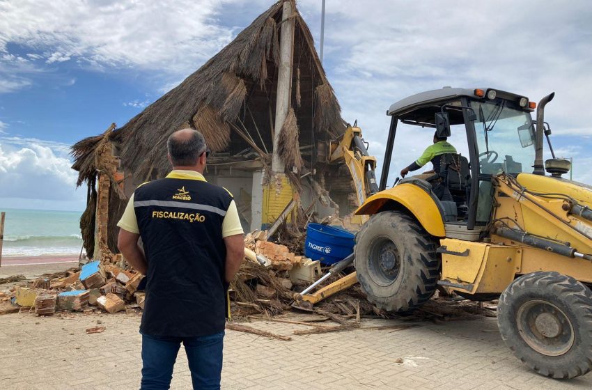 Convívio Social realiza demolição de barraca irregular na praia de Cruz das Almas