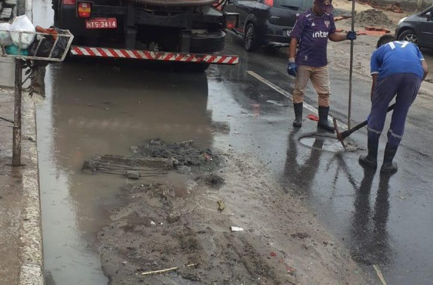 Infraestrutura realiza drenagem em ruas alagadas de Maceió