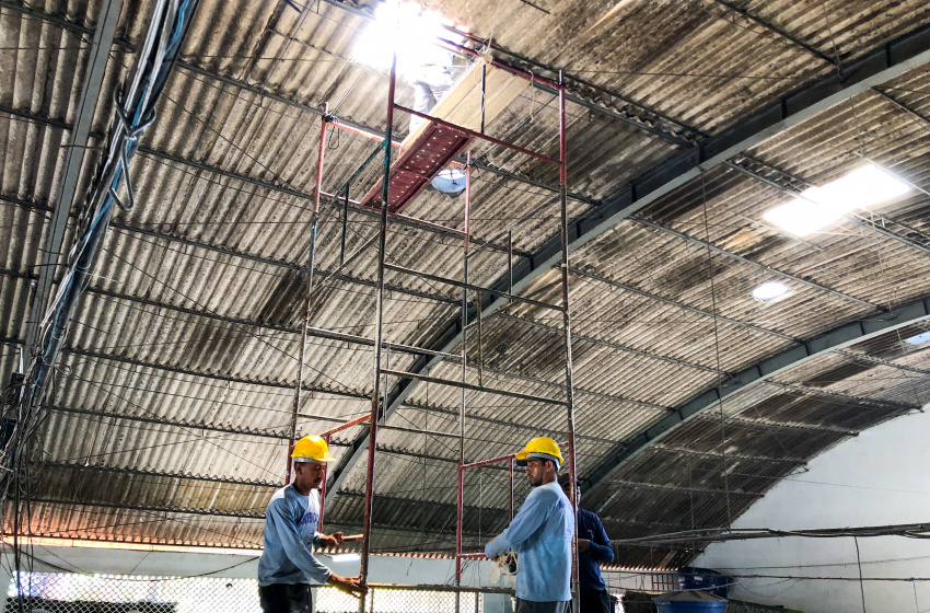 Secretaria de Abastecimento realiza manutenção no telhado do Mercado do Jaraguá