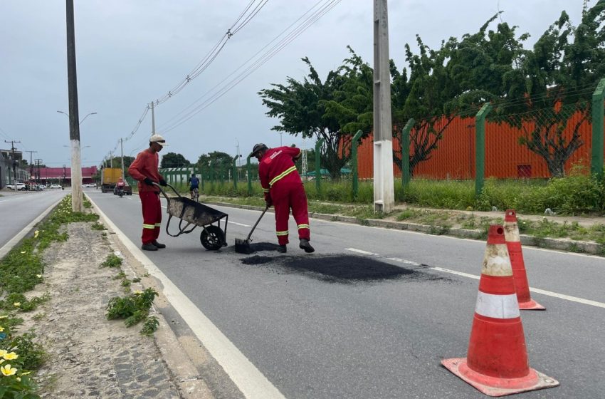 Infraestrutura inicia a semana com recuperação de vias em onze avenidas