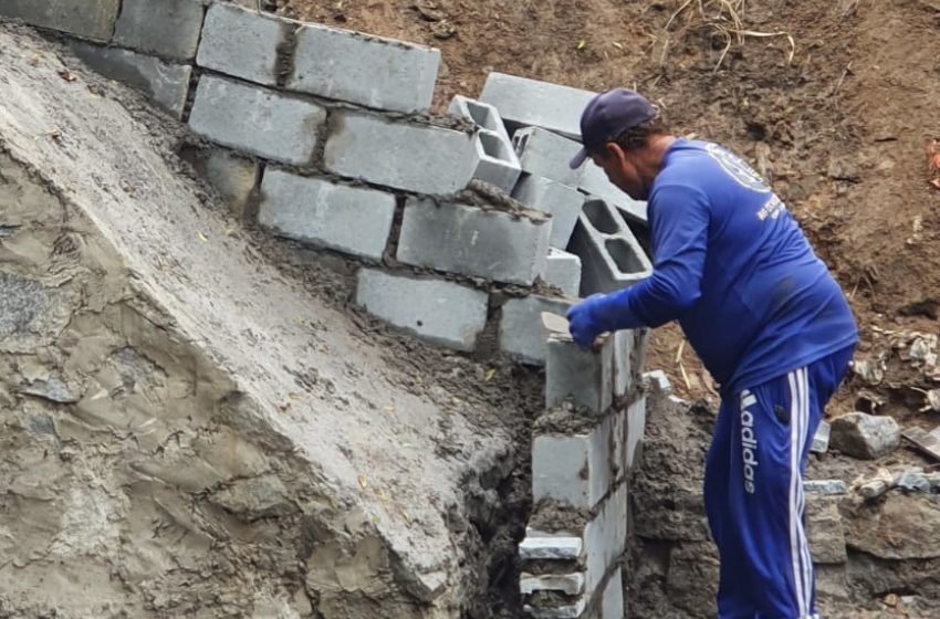 Infraestrutura inicia construção de escadas drenantes na Ladeira da Moenda