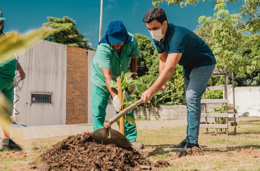 Prefeitura acompanha serviços de limpeza e educação ambiental no Jacintinho