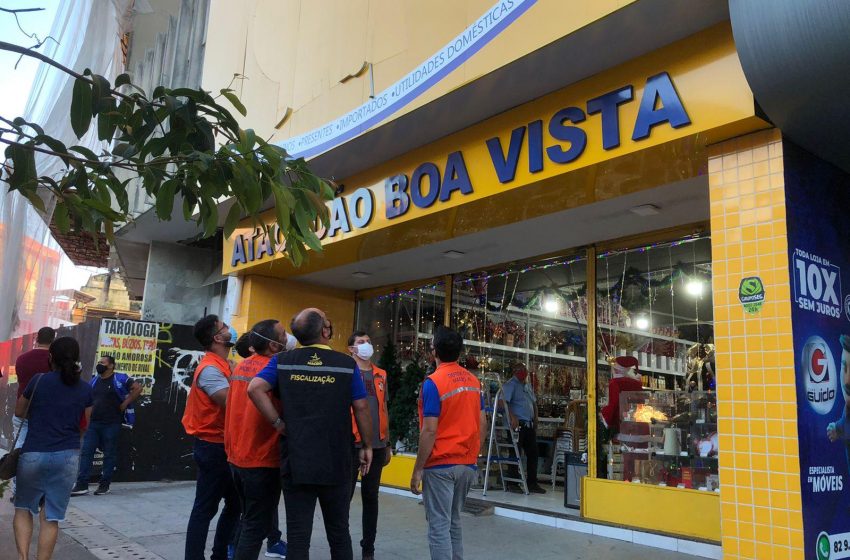Após parte da fachada cair, Prefeitura interdita loja no Calçadão do Comércio