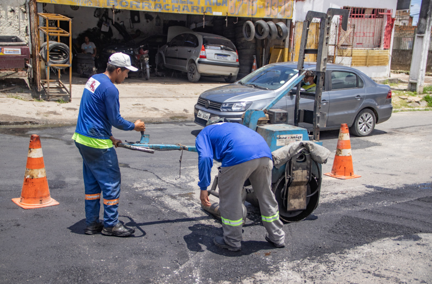 Infraestrutura recupera asfalto em mais de 60 ruas e avenidas de Maceió