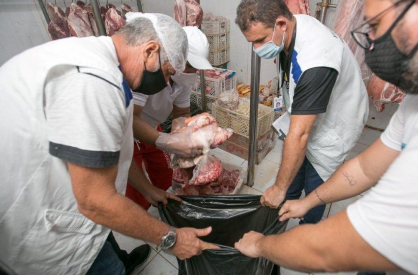 Vigilância interdita frigorífico e apreende 1.782 kg de carnes impróprias para consumo
