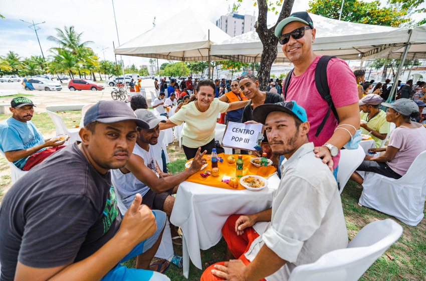 Prefeitura de Maceió realiza primeiro almoço de Páscoa para pessoas em situação de rua