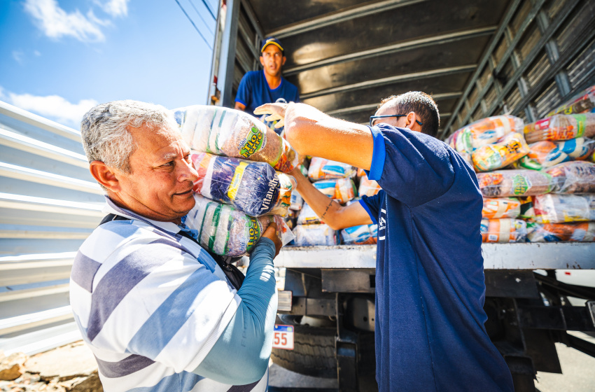 Prefeitura de Maceió entrega cestas básicas para pescadores do Flexal