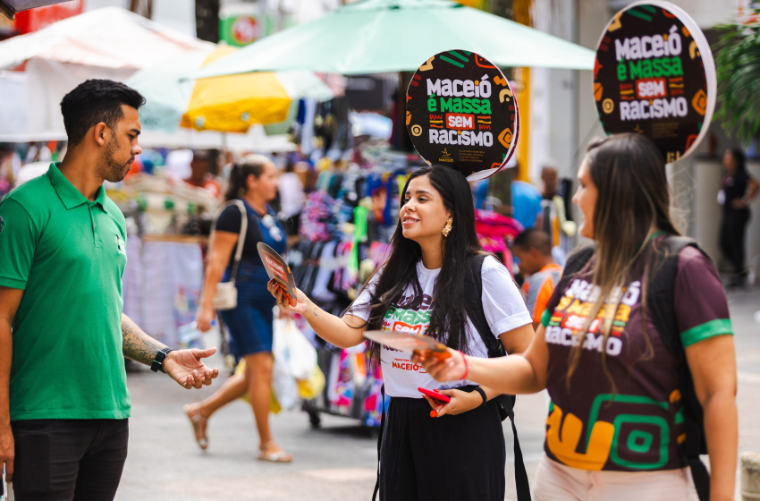 Prefeitura leva ação de combate ao racismo ao Calçadão do Comércio