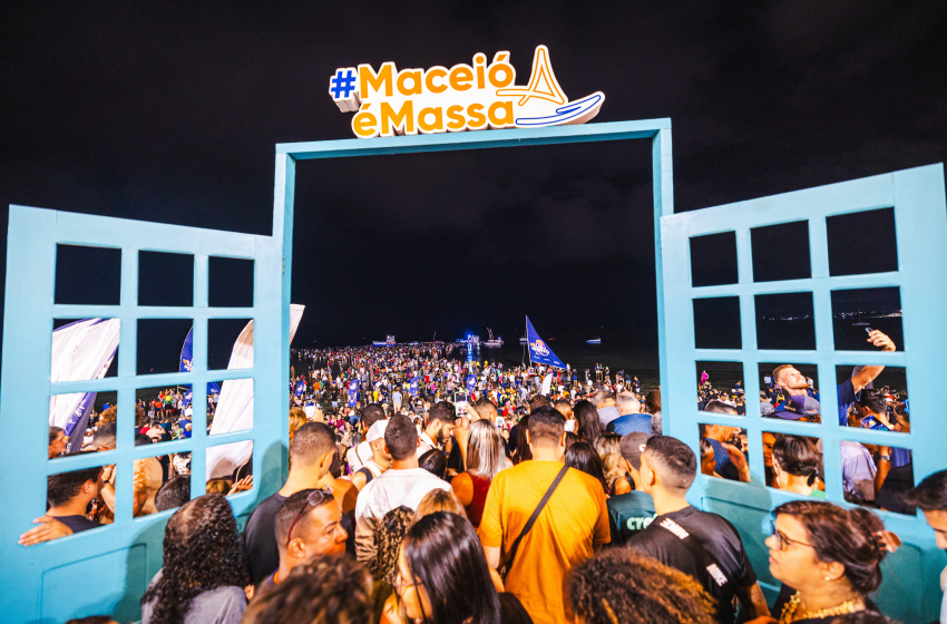 Luau Massayó leva multidão à orla da Ponta Verde em noite de Superlua Azul