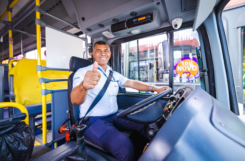 Prefeitura entrega mais 21 ‘Geladões’ e reforça frota de ônibus em Maceió