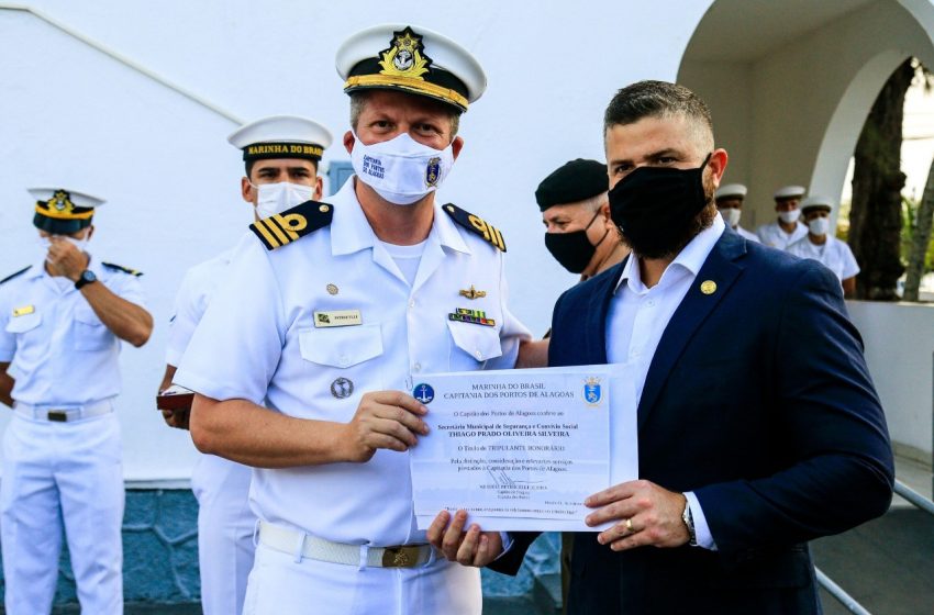 Secretário Thiago Prado recebe título de Tripulante Honorário da Capitania dos Portos de Alagoas
