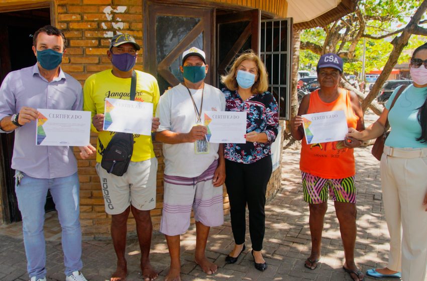 Turismo de Maceió entrega 150 certificados de capacitação a jangadeiros