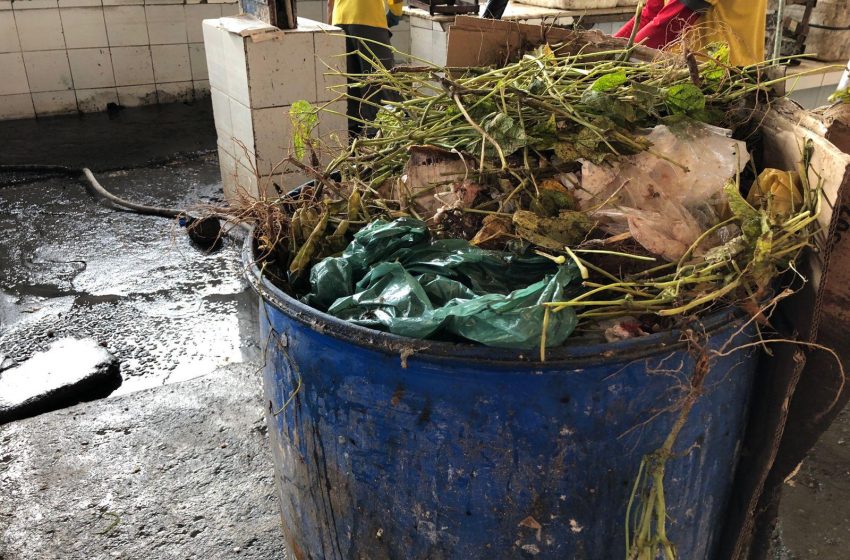 Equipes de limpeza retiram cerca de 30 toneladas de lixo do Mercado da Produção