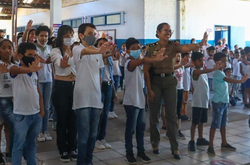 Alunos da Escola Municipal Octávio Brandão concluem curso de prevenção à violência