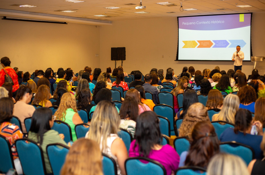 Formação discute estratégias de gestão e liderança em unidades de ensino municipais