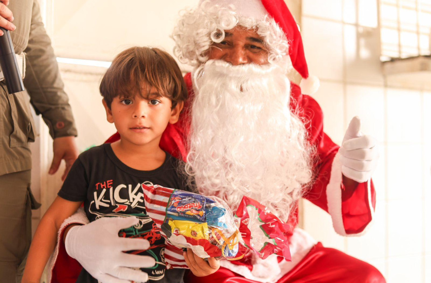 Crianças da creche municipal Elza Lira recebem visita e presentes do Papai Noel