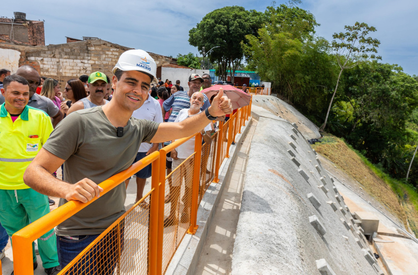 Prefeito JHC entrega contenção de encosta no Morada dos Palmares: “A espera acabou”