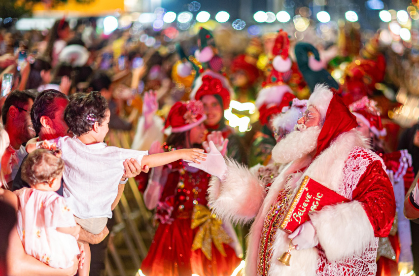 Desfile leva magia do Natal para a orla da Ponta Verde