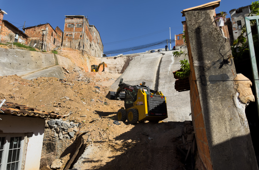 Obra de contenção de encosta no Jacintinho avança 70%