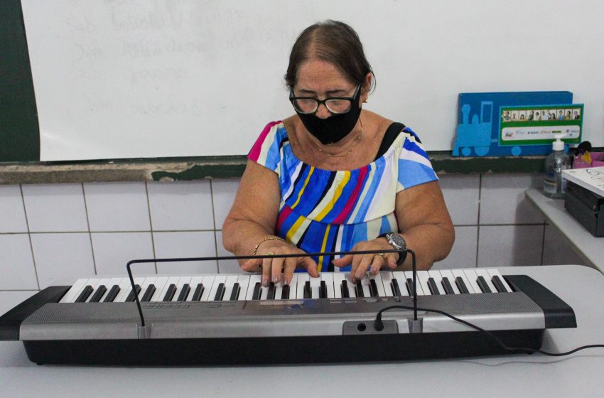 Ao som do piano, musicista transforma narrativas em melodias para os alunos