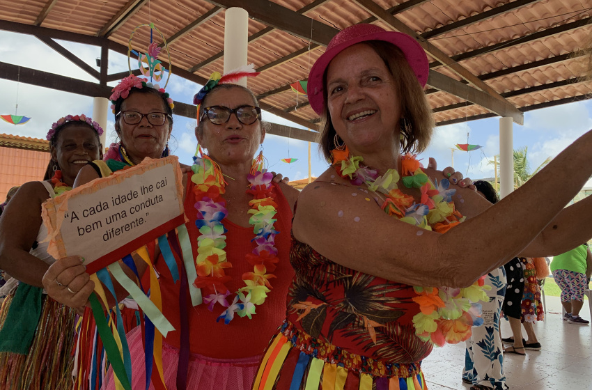 Baile de Carnaval leva alegria e diversão para idosas do Cras Área Lagunar