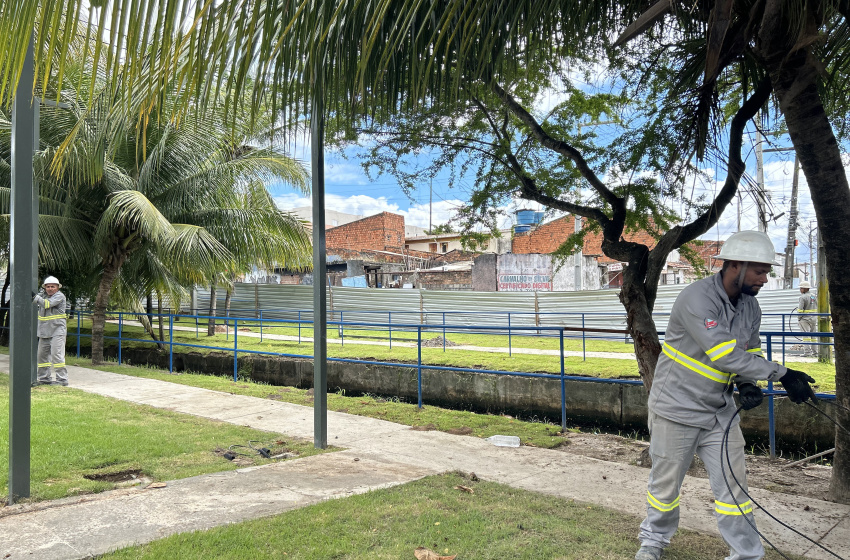 Novo passeio público no Conjunto Joaquim Leão recebe postes de iluminação