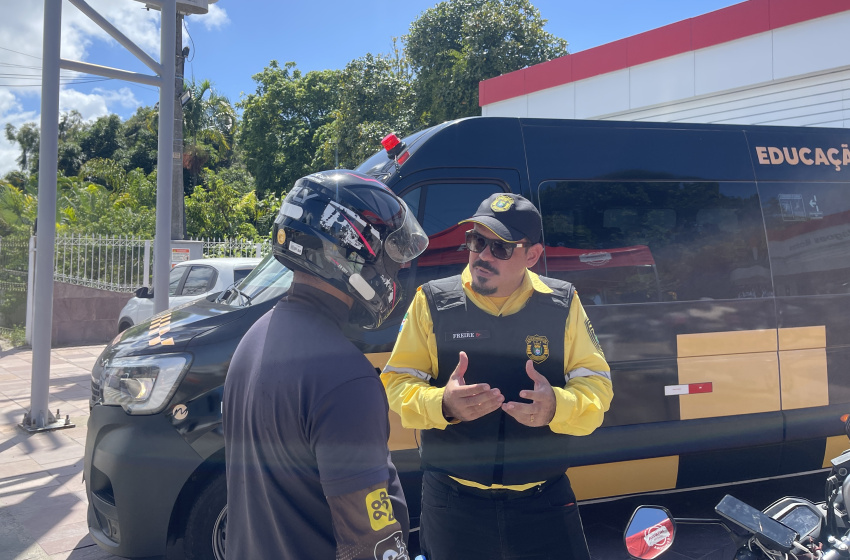 Ação educativa orienta motociclistas sobre segurança no trânsito em Maceió