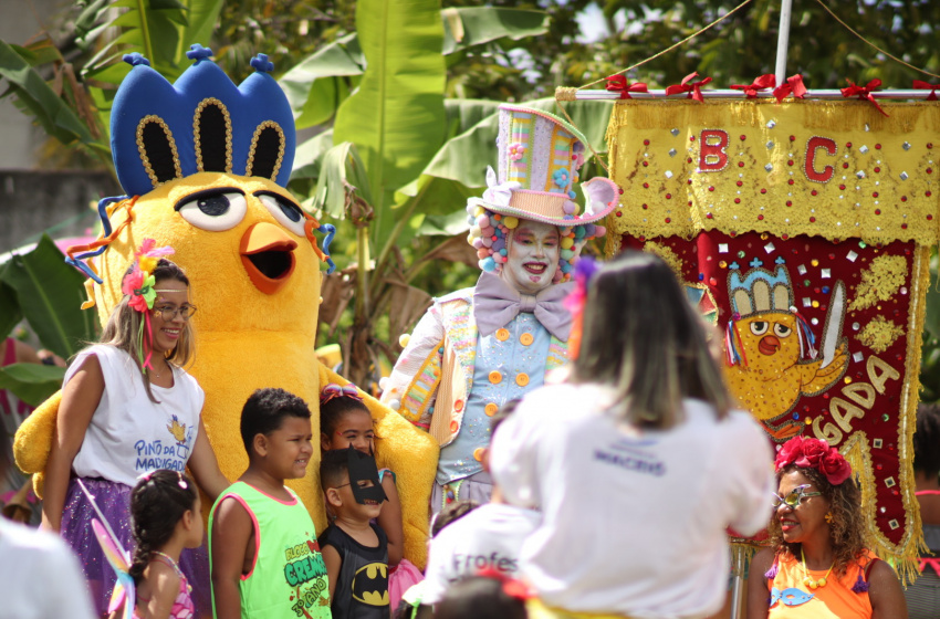 Mascote do Pinto da Madrugada anima carnaval de estudantes