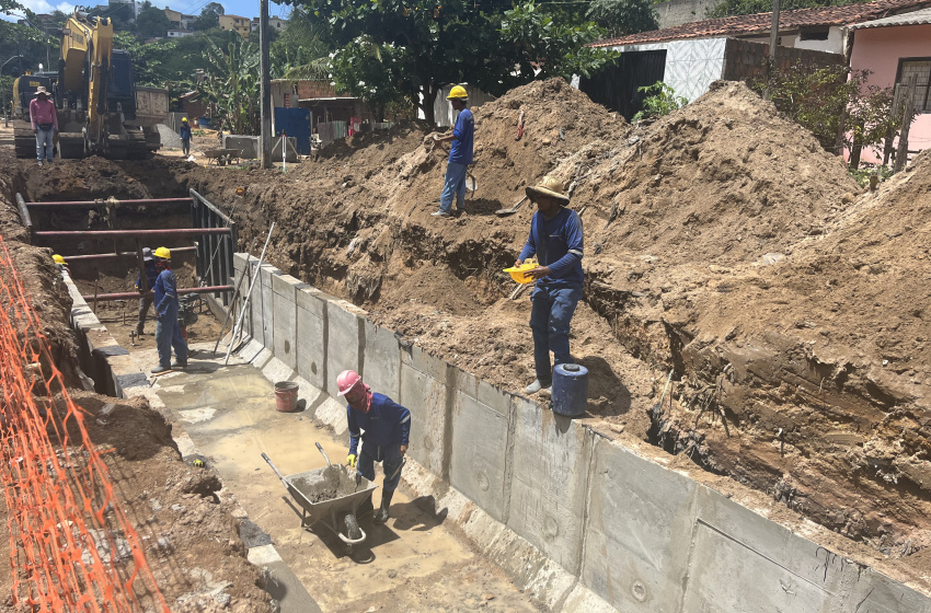 Obras de drenagem no Feitosa avançam com construção de 700 metros de galeria